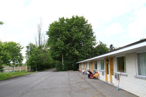 Motel Champlain Броссар Экстерьер фото