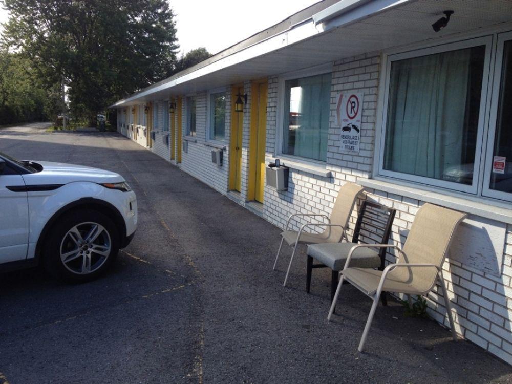 Motel Champlain Броссар Экстерьер фото
