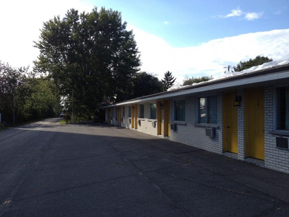 Motel Champlain Броссар Экстерьер фото